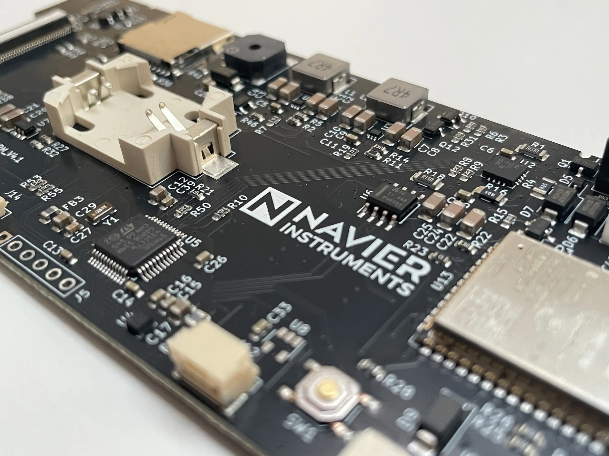 Carte électronique LegendAIR conçue par Navier Instruments — logo gravé dans le cuivre